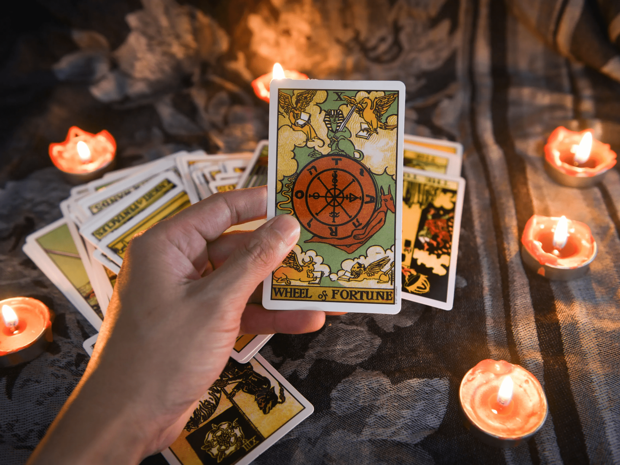 O que perguntar ao Tarot? - Essencial Tarot